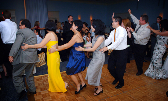Wedding Reception Music 3 Important Rules On How To Pick A Dj How To Pick A Good Wedding Dj