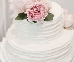 Such a beautiful simple wedding cake