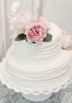 Such a beautiful simple wedding cake