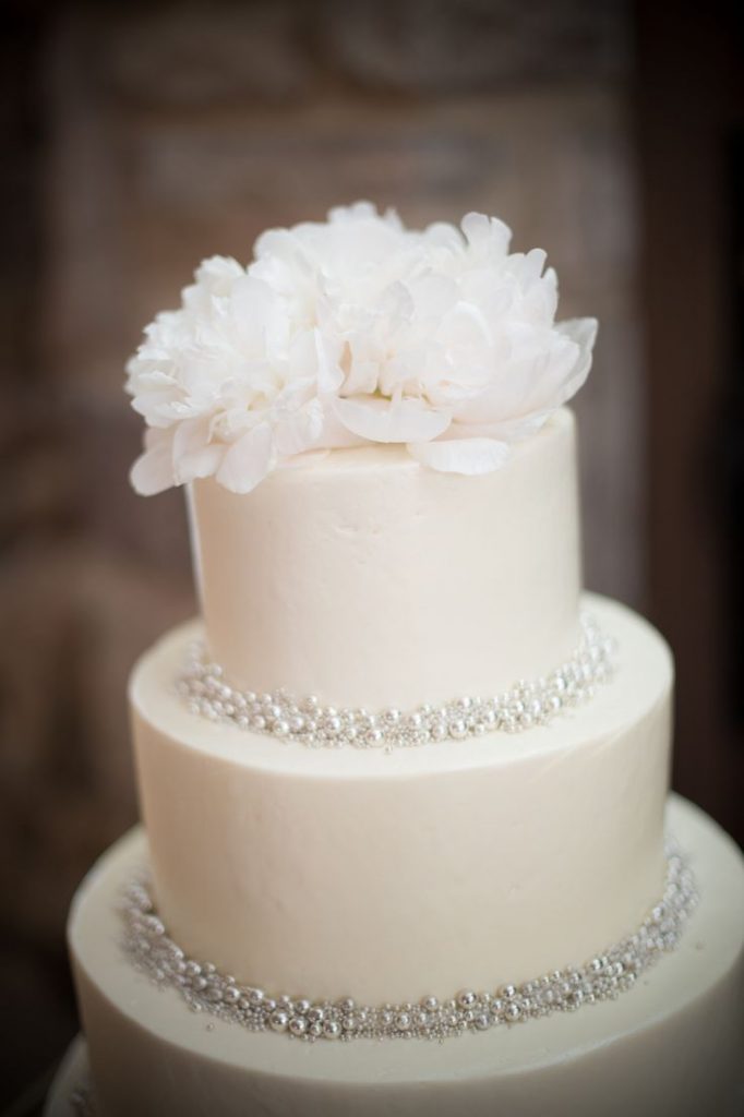 Such a beautiful simple wedding cake