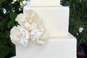 Such a beautiful simple wedding cake