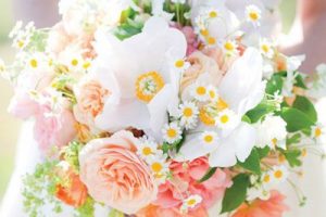 in-season Spring wedding bouquet tips