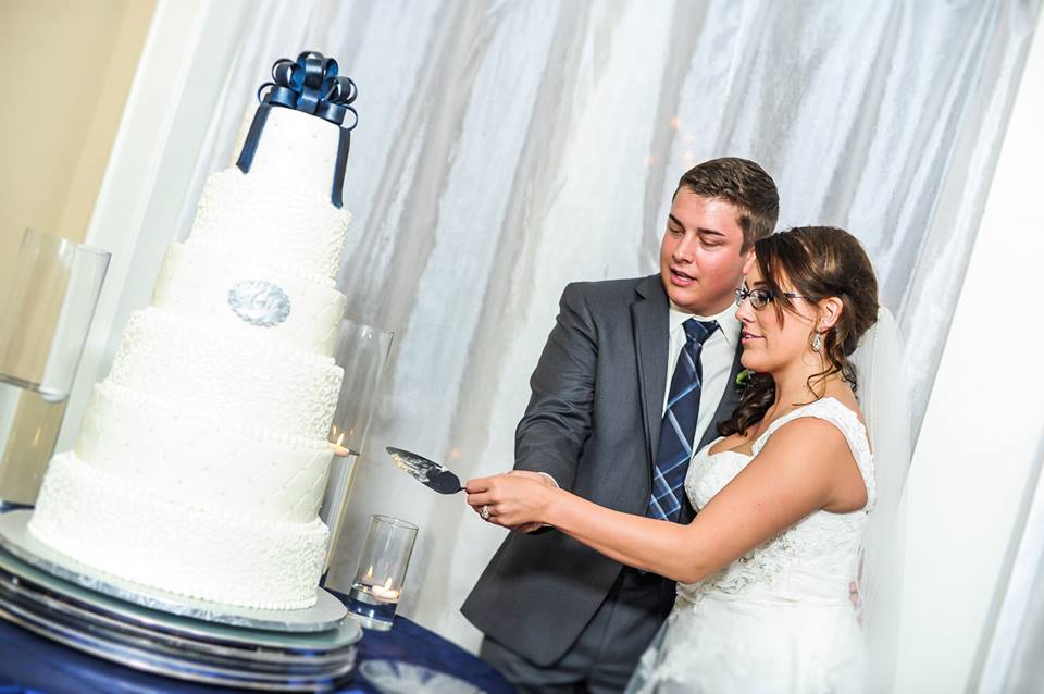 wedding cake cut picture