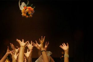 bouquet toss photo