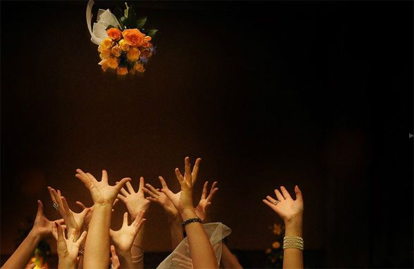 bouquet toss photo