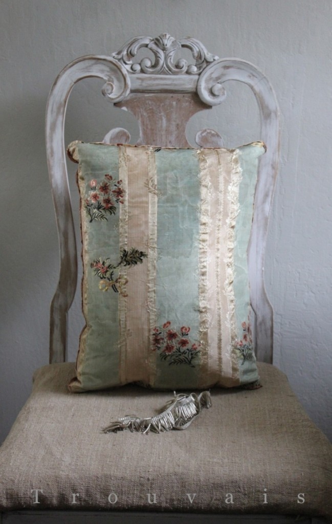 vintage pillows wedding