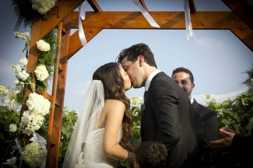 september wedding kiss