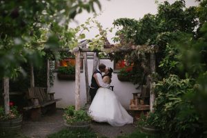 Troutdale wedding video - kiss
